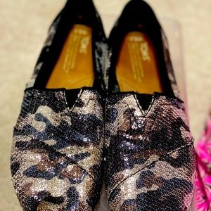 TOMS size 8.5 camo sparkle shoe